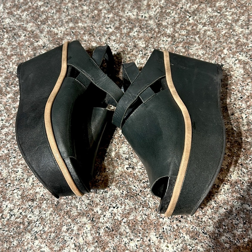 Antelope Wedges Black and Gold